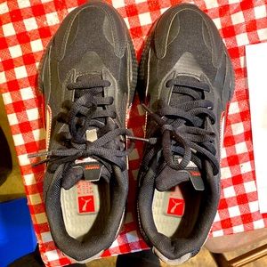 Pumas size 7 in women